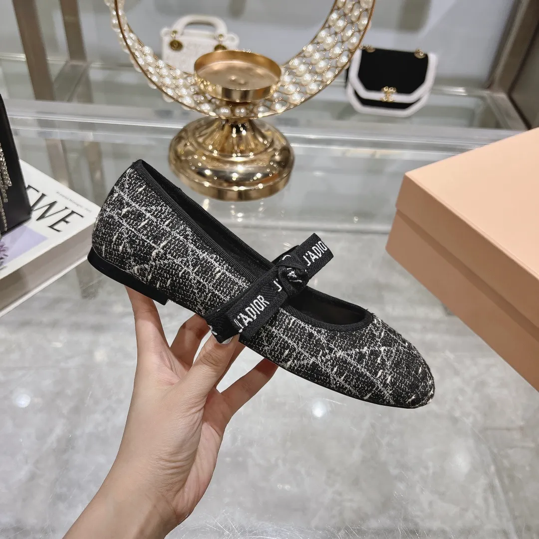 👟👟Ex-factory price 520👟👟 "Exclusive top version" Dior*Dior ✅2024vs spring and summer new series... [Round toe single shoes with small pearls] Original purchase and development! The last details of this shoe are perfectly restored 💐 The upper is made of special material and the inner padding is made of delicate lambskin. You can see the quality by looking at the details in real photos. It is a versatile style for little ladies and a lady. It is a stunning shoe at first glance... I love it. The genuine leather outsole imported from Italy has a five-pointed star logo! 35-39 (34.40 customization is non-refundable) Packaging: Original full set of packaging ☀The color official website is updated simultaneously